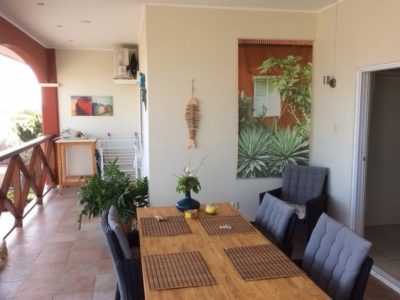Vakantie curacao seru hulanda balkon met eettafel 01