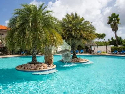 heerlijk_op_curacao_zwembad_palm