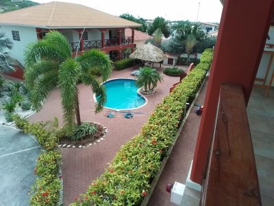 vakantie-curacao-appartement-bungalow-uitzicht-vanaf-balkon vakantie op curaçao appartementen en bungalows uitzicht op het zwembad